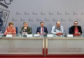 El consejero de la Presidencia, Luis Miguel González Gago, preside la firma del convenio colectivo del personal laboral de la Administración General de la Comunidad y sus Organismos Autónomos junto a los sindicatos UGT, CCOO y CGT.