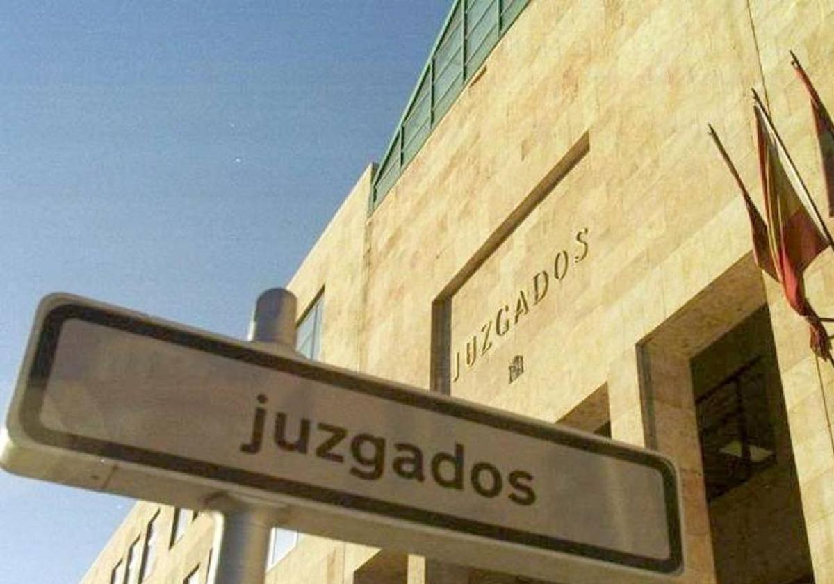 Abogados y procuradores de León piden la normalización de la justicia.