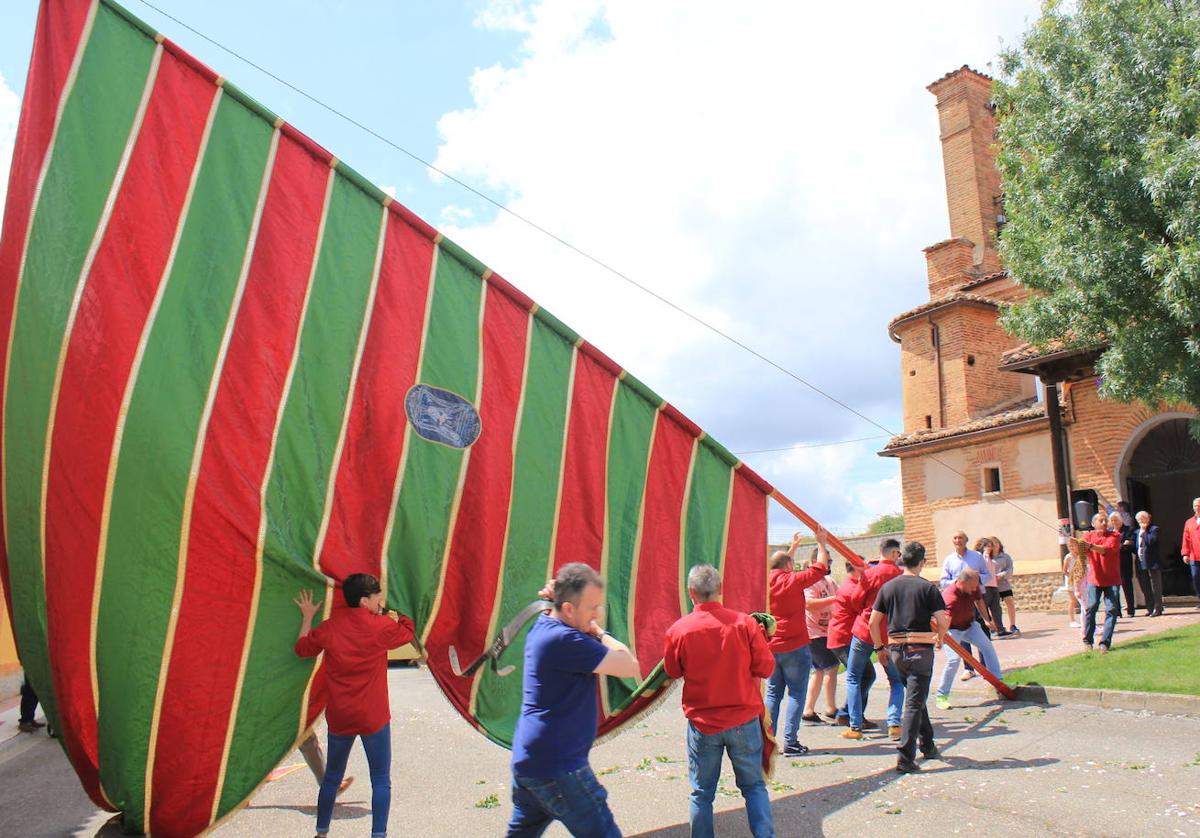 Pendón de Fresno del Camino que se vuelve a izar tras años sin existir.