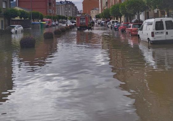 La fuerte tormenta provocó inundaciones en varias calles, entre ellas la avenida de Molinaseca.