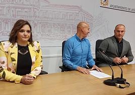 Los promotores de la iniciativa, Beatriz Sánchez y Manuel Martínez, junto al alcalde de León en funciones, José Antonio Diez, en la presentación del proyecto.