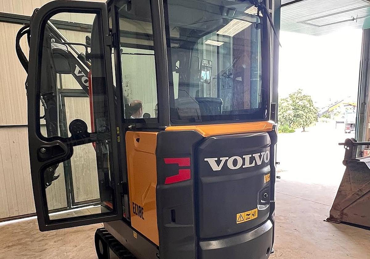 Imagen de la retroexcavadora adquirida por el Ayuntamiento de Páramo del Sil.