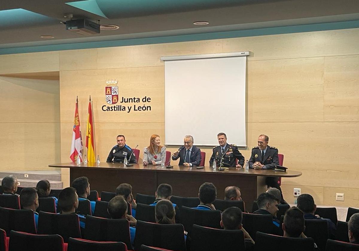 La Directora General de la Agencia de Protección Civil y Emergencias, Irene Cortés, ha presentado el curso este martes.