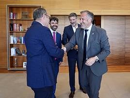 El presidente de las Cortes de Castilla y León, Carlos Pollán, recibe en sede parlamentaria a la Junta Directiva del Círculo Empresarial Leonés.