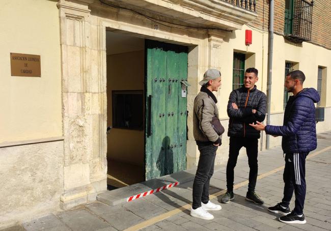 Los tres usuarios a la puerta del Comedor Social de la Asociación Leonesa de Caridad.