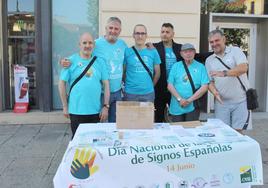 Mesa informativa en Botines de la Asociación de Personas Sordas San Juan Bautista de León.