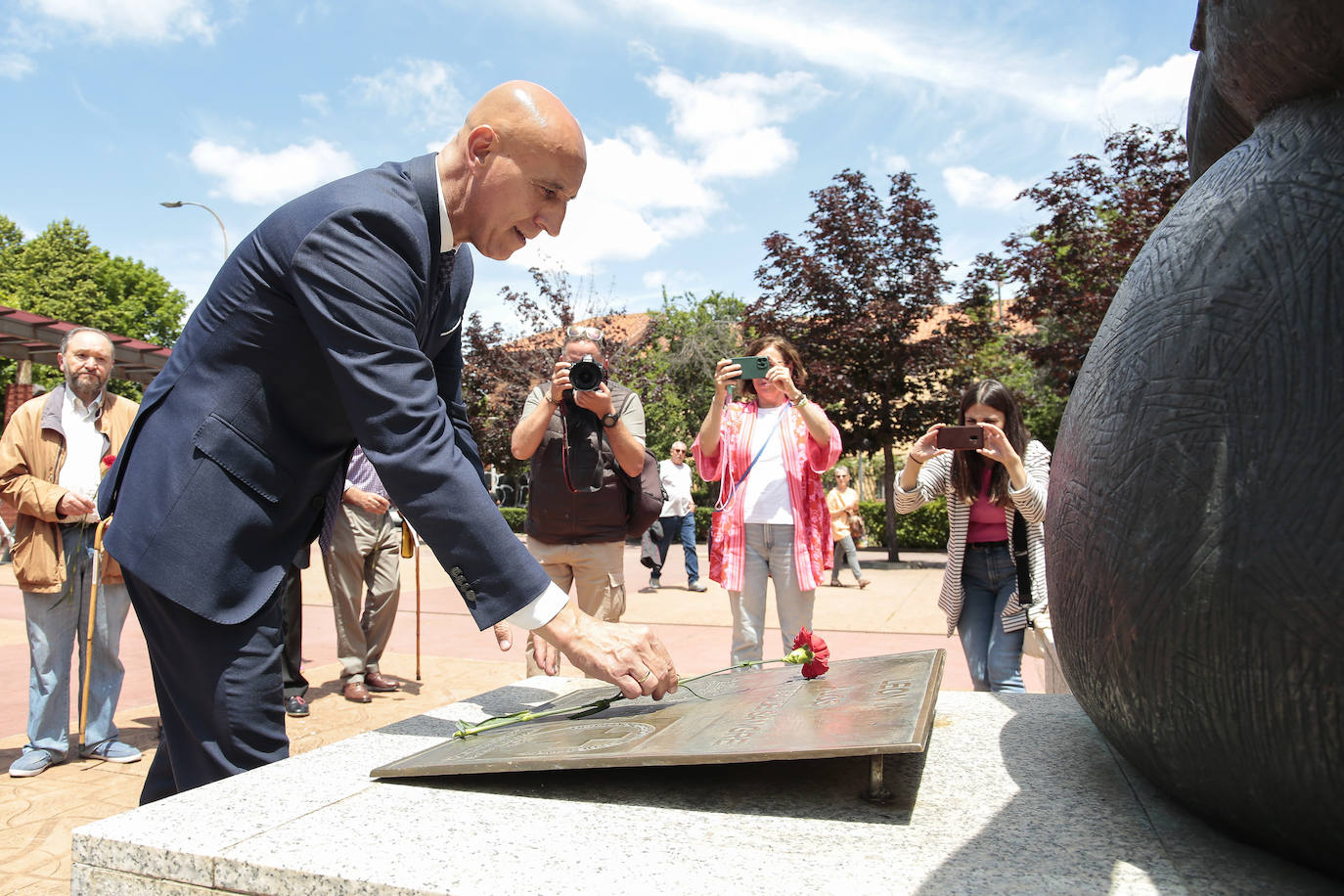 Ofrenda floral en homenaje a los donantes de sangre en León