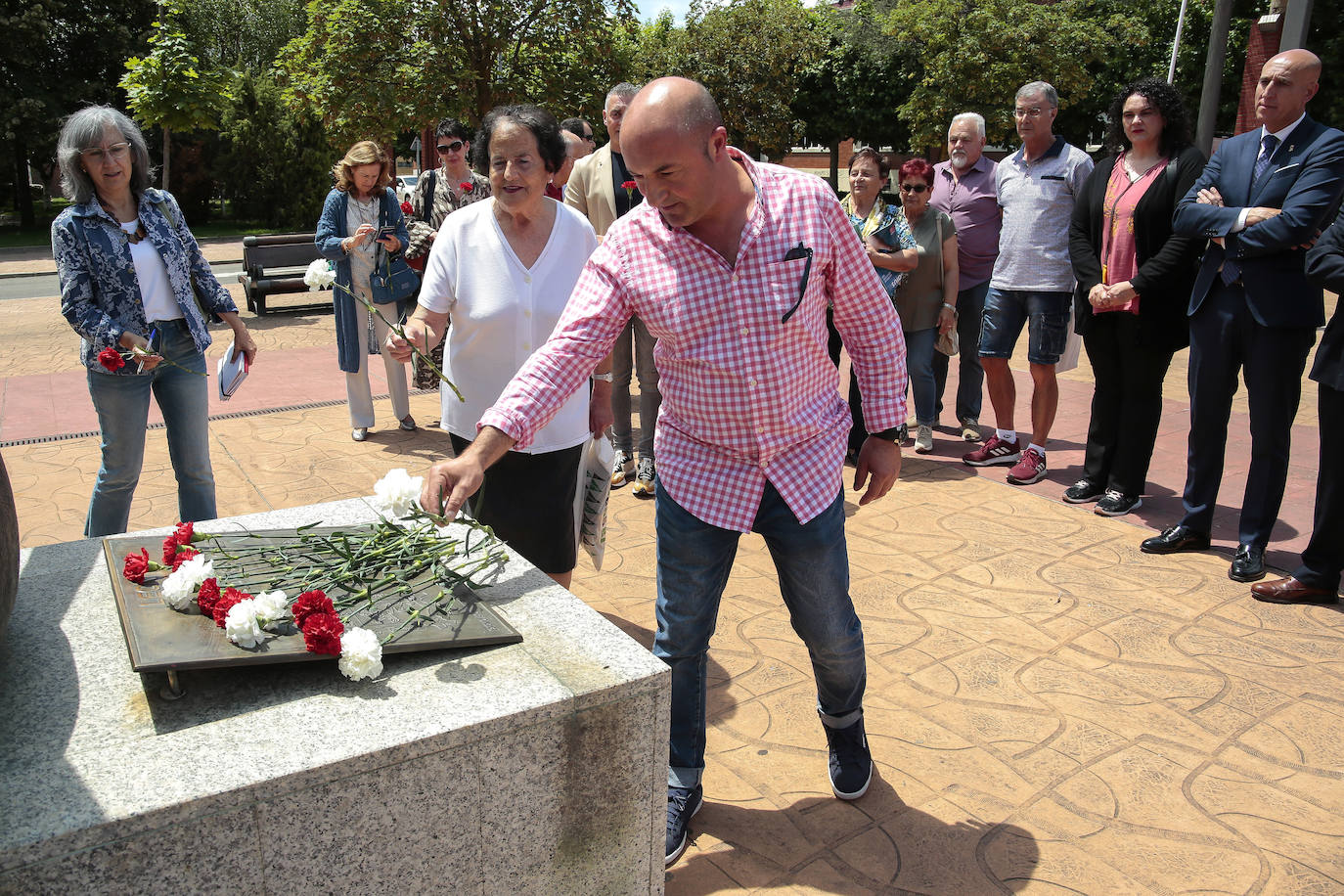 Ofrenda floral en homenaje a los donantes de sangre en León
