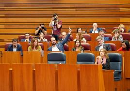 El Grupo Socialista durante una de las votaciones en el Pleno de las Cortes.