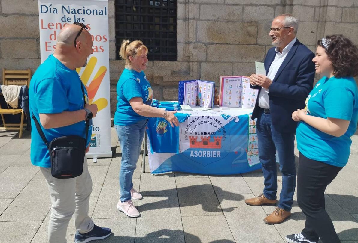 El alcalde de Ponferrada, en el stand de Asorbier en la plaza del Ayuntamiento.