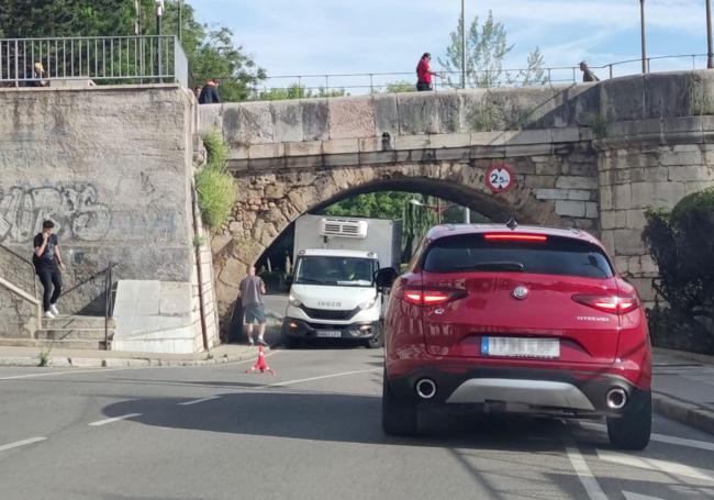 Imagen del lugar del accidente, con el vehículo encajado en el 'ojo' del puente.