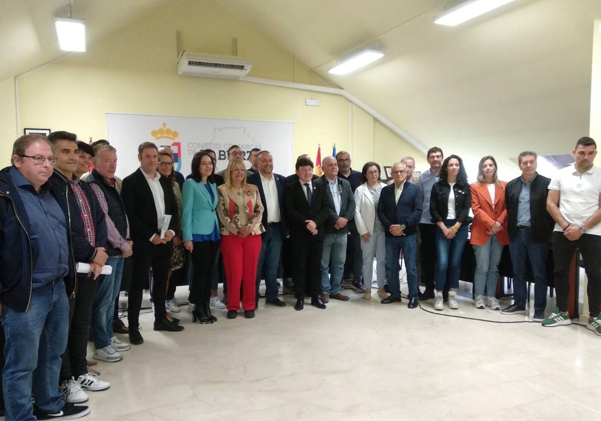 Foto de familia de los 27 consejeros comarcales en el último pleno de la legislatura.