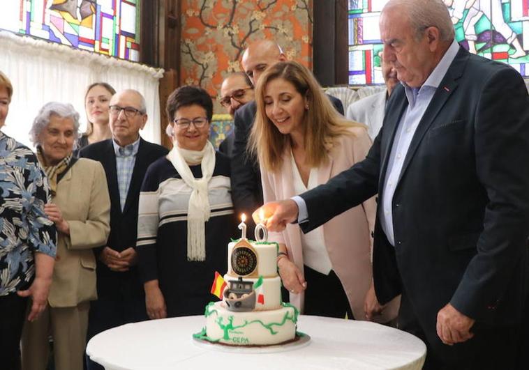 La Fundación Cepa celebra su décimo aniversario fundacional con algunas asociaciones con las que colabora presentes.