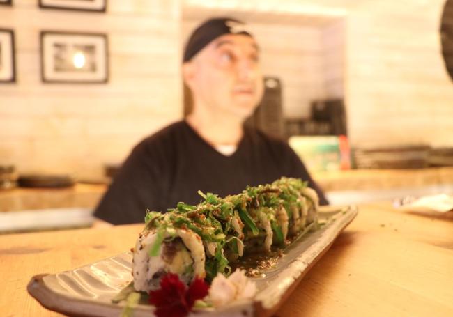 Preparación de uno de los platos de sushi en el Sibuya.