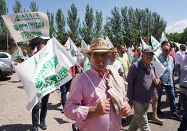 Asaja, UPA-COAG y UCCL convocan una manifestación para reclamar ayudas para el sector primario por la sequía. La movilización se inicia en la Delegación del Gobierno, donde atienden a los medios a las 11.50 horas, y finaliza en la Consejería de Agricultura, Ganadería y Desarrollo Rural, ubicada en la calle Rigoberto Cortejoso. En ambas administraciones registran un documento con sus peticiones.