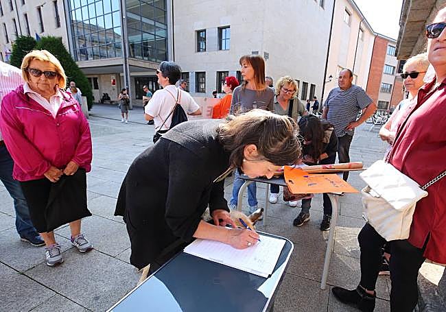 Recogida de firmas para exigir más reumatólogos.