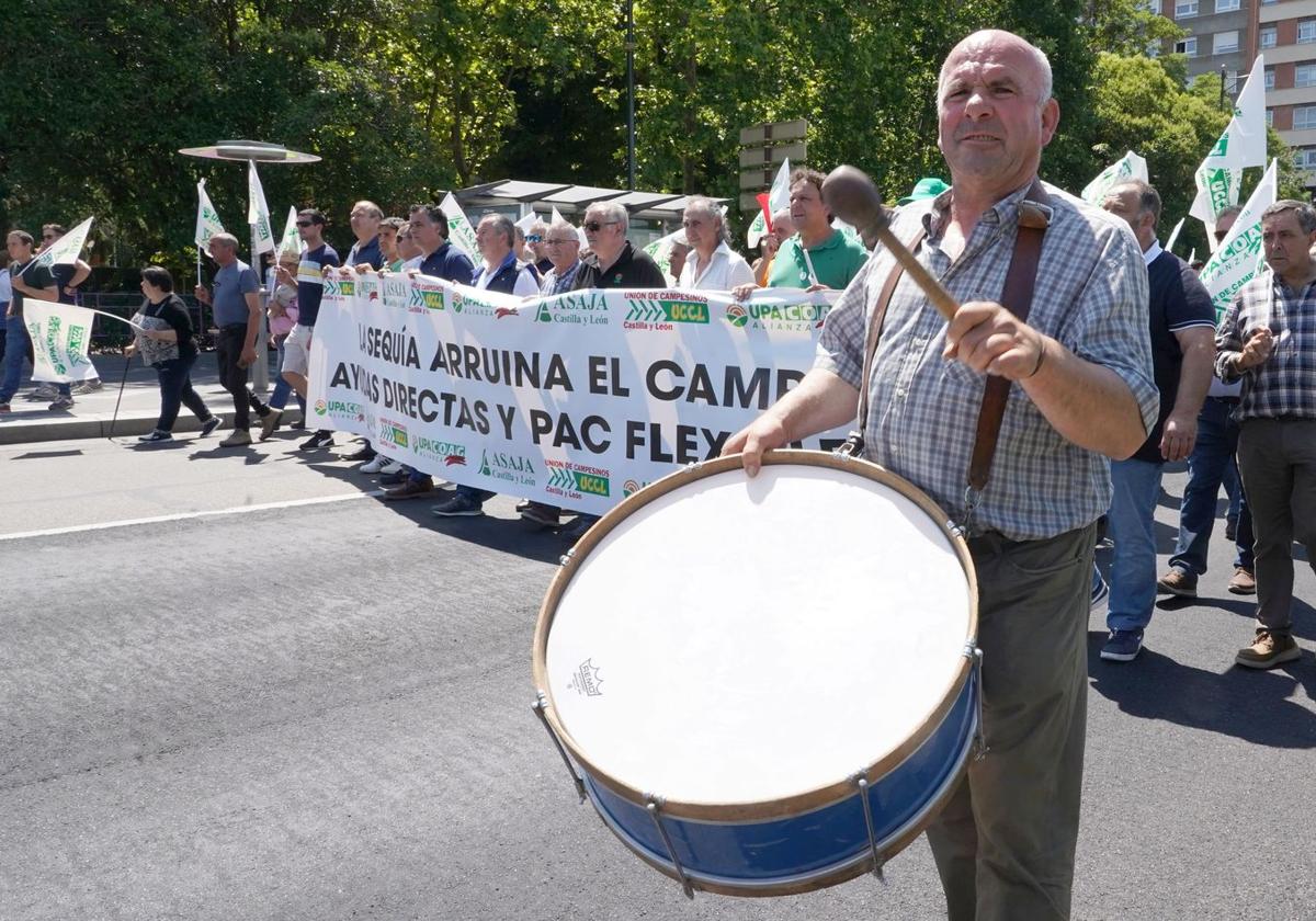 Agricultores y ganaderos se concentran en Valladolid para exigir ayudas por la situación del campo.