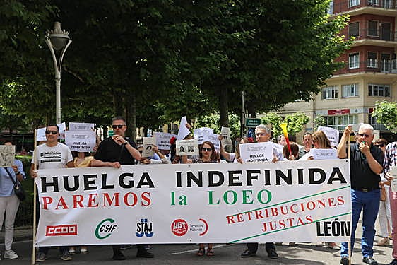 Unas reclamaciones que se han materializado en la mañana de este viernes con una protesta de un centenar de funcionarios frente a la subdelegación de gobierno de León
