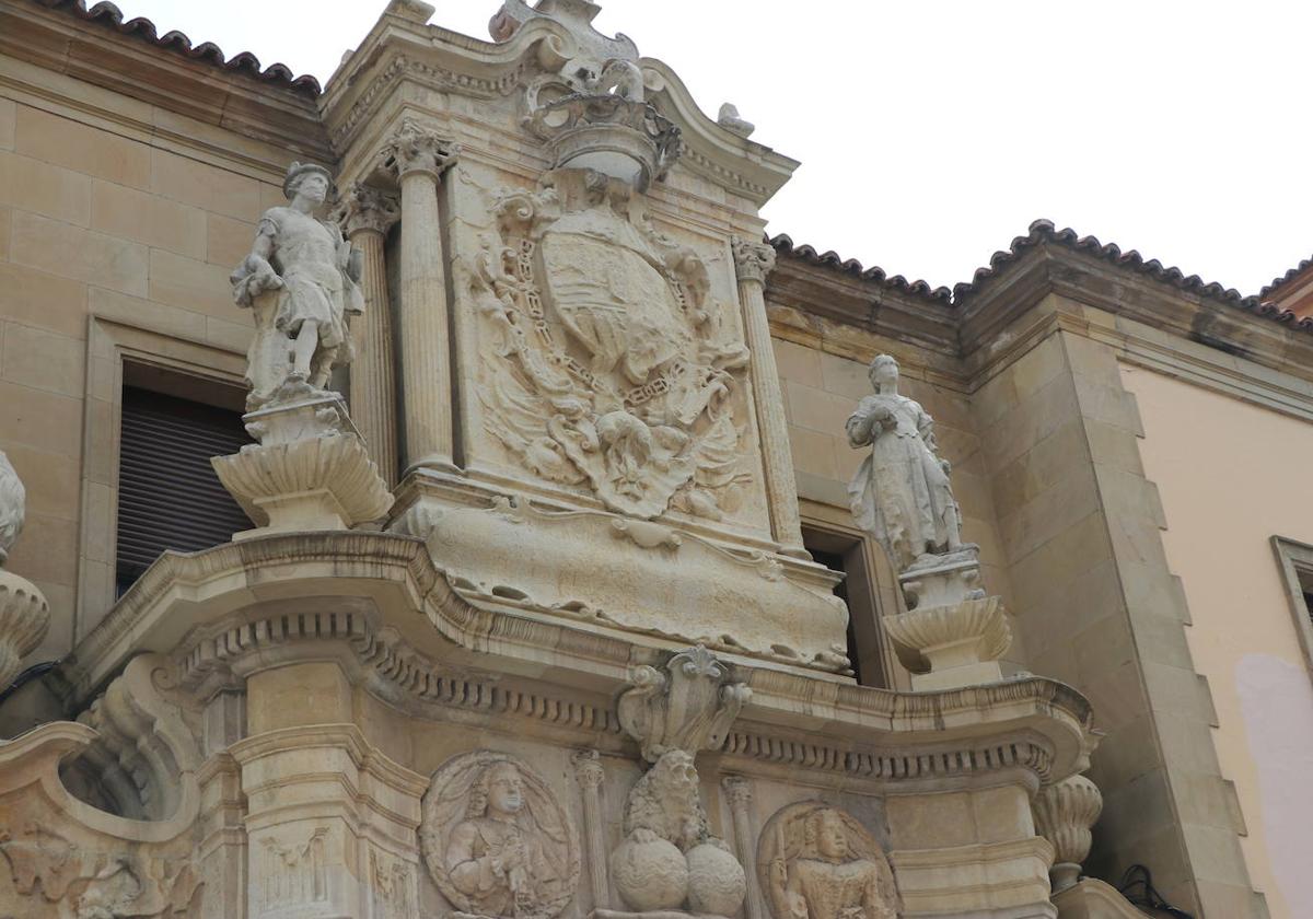 imagen de la puerta de la Audiencia Provincial de León.