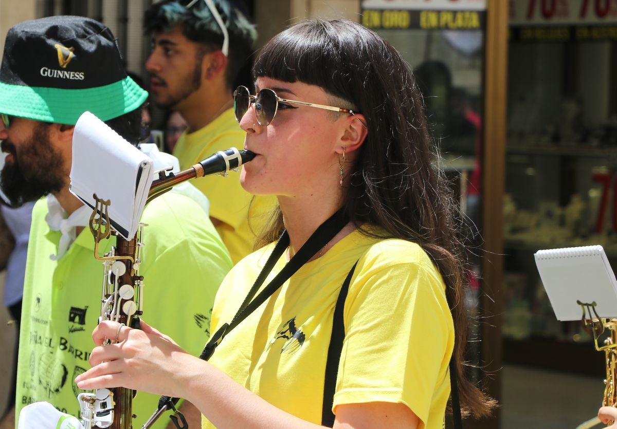 Las peñas anuncian la llegada de las fiestas