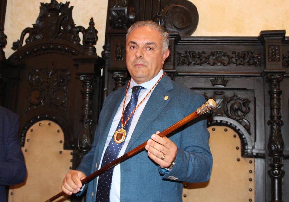 José Luis Nieto con el bastón de mando.