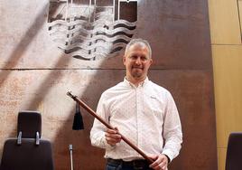 Jorge Pérez (PSOE) con el bastón de mando de la alcaldía de Villaquilambre.