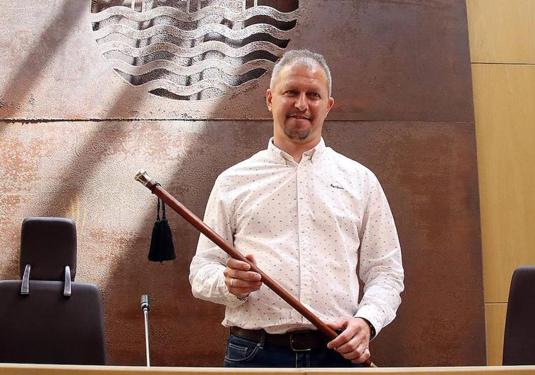 Jorge Pérez (PSOE) con el bastón de mando de la alcaldía de Villaquilambre.