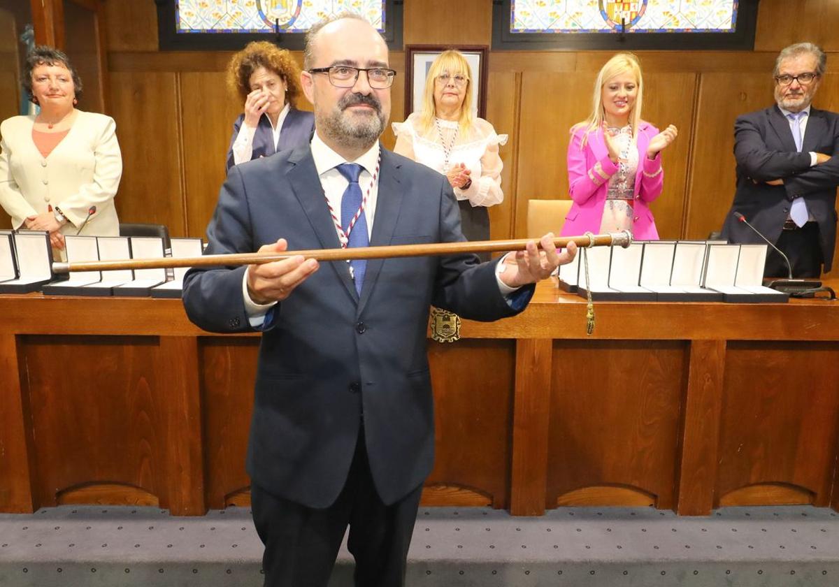 Marco Morala, con el bastón de mando de alcalde de Ponferrada, este sábado.