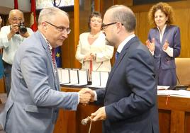 Marco Morala, con el bastón de mando de alcalde de Ponferrada, este sábado.