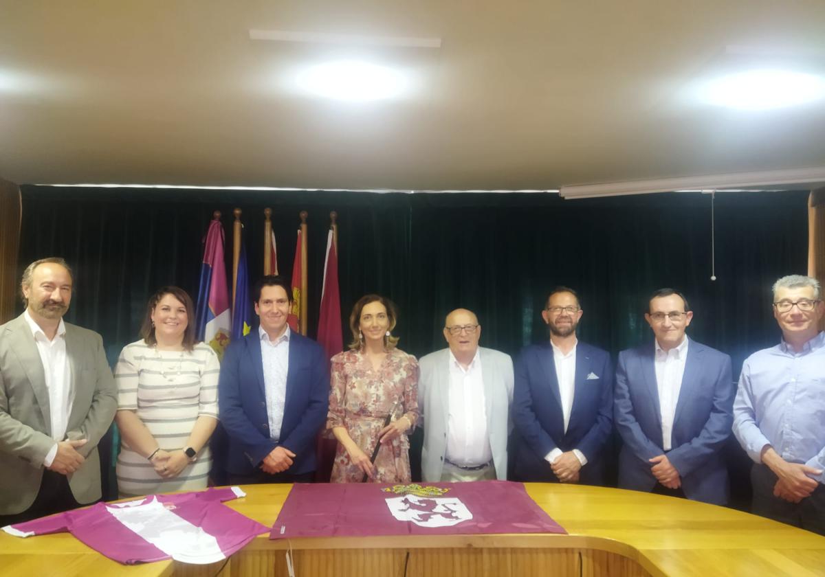 Los ocho concejales de UPL electos en Santa María de Páramo con su alcaldesa, Alicia Gallego, en el centro.