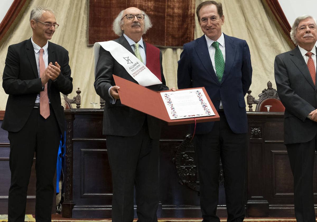 Antonio Colinas ya fue nombrado socio de Alumni-Usal. En la imagen, momento de recibir el reconocimiento en octubre de 2022.