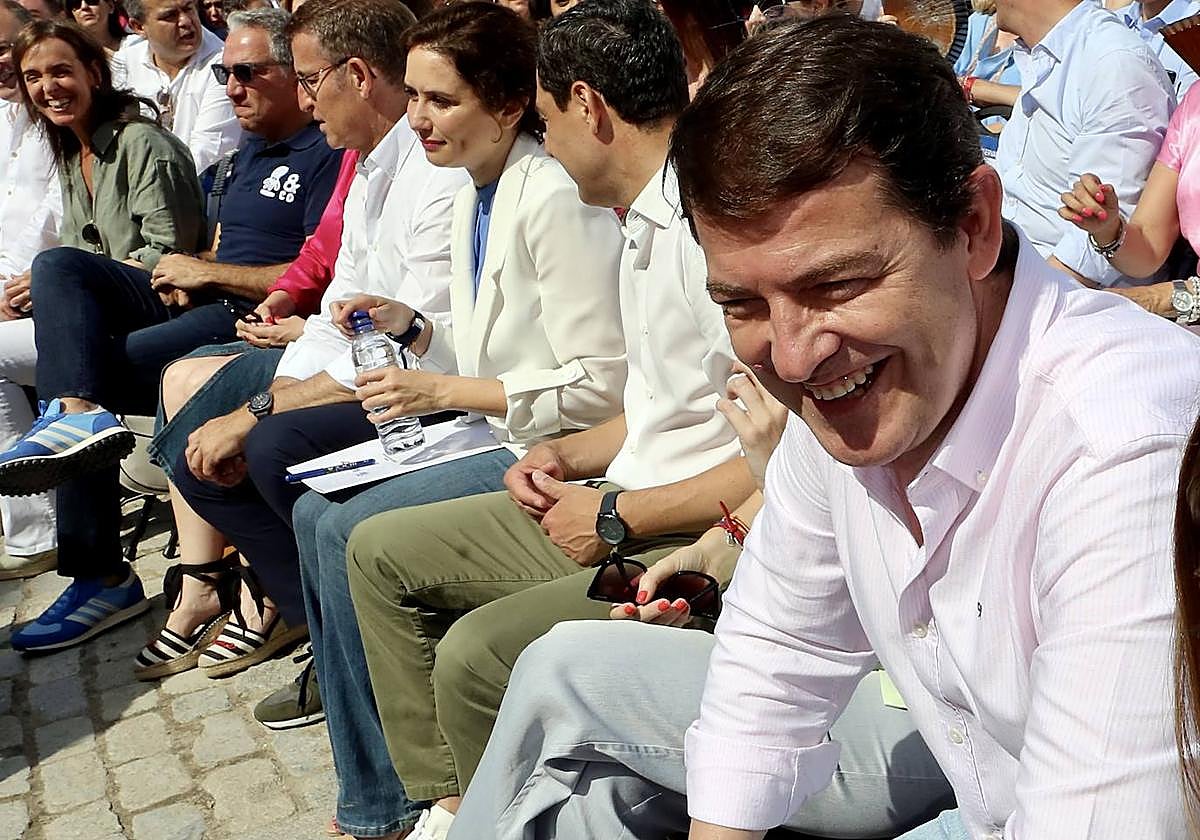 El presidente de la Junta Alfonso Fernández Mañueco, asiste al acto del PP en el madrileño parque del Retiro.