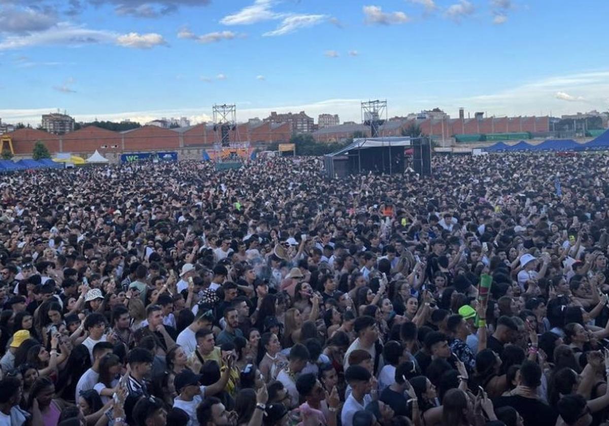 Imagen de los asistentes al recinto del festival.