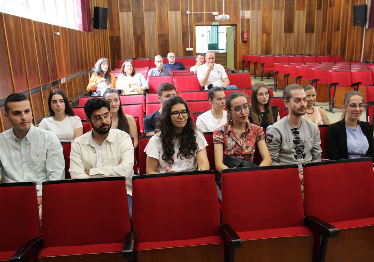 Los estudiantes beneficiarios de la Beca Ralbar presentes en la presentación de las mismas este lunes.