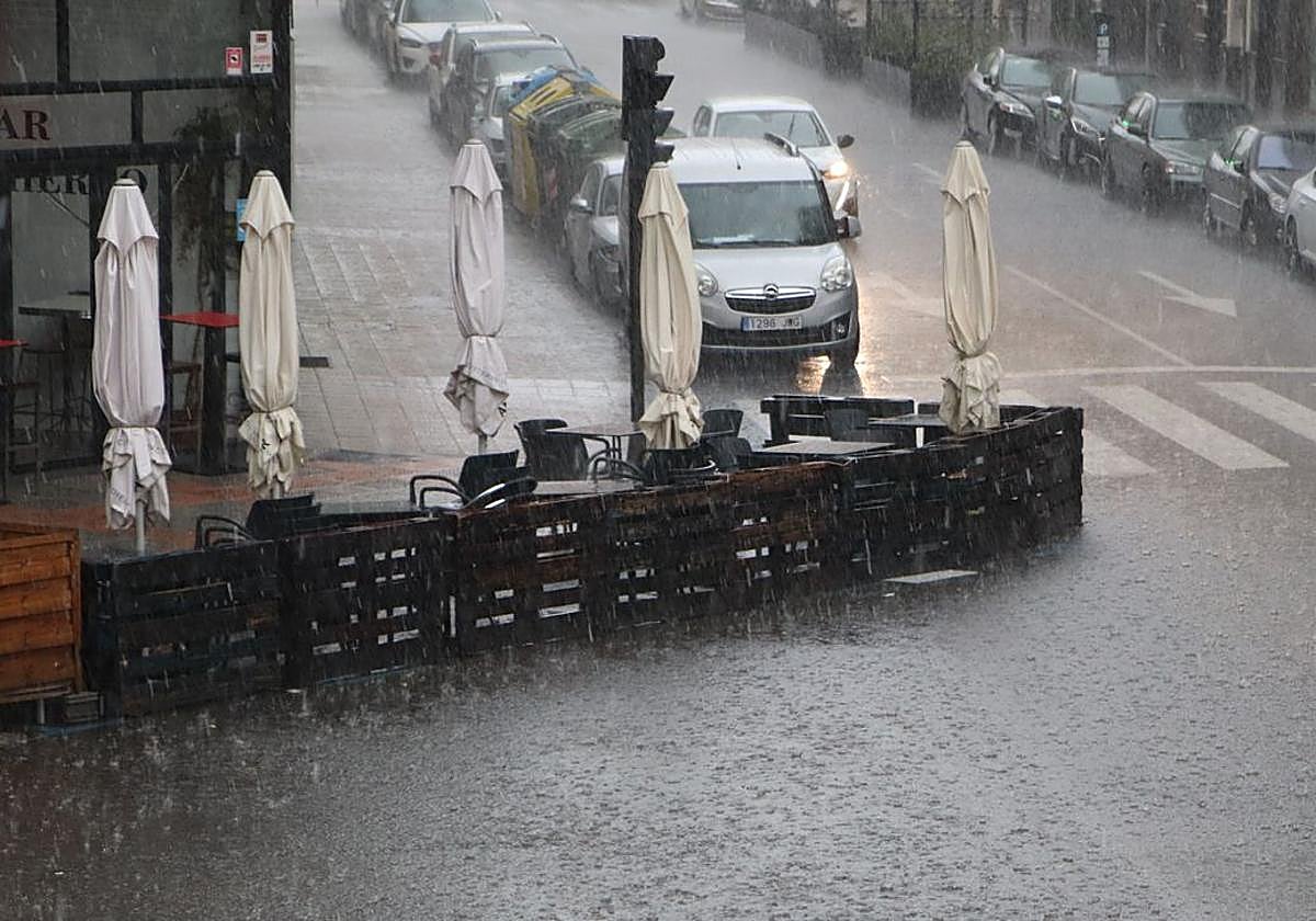 Una intensa tormenta de granizo y lluvia sorprende a León