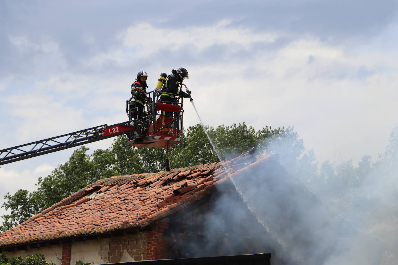 Incendio por un rayo en una nave