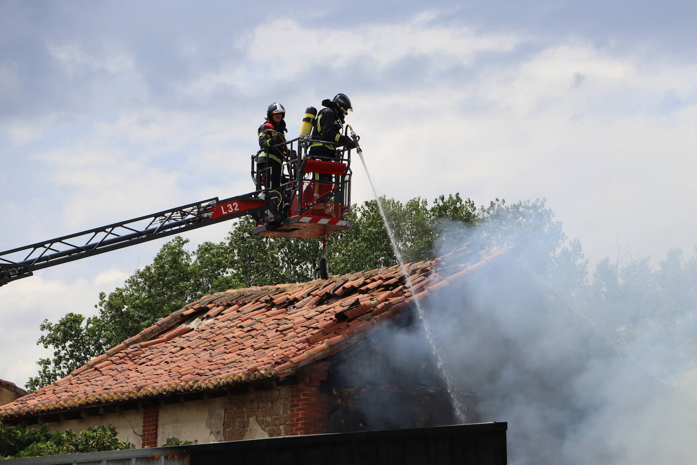 Incendio por un rayo en una nave