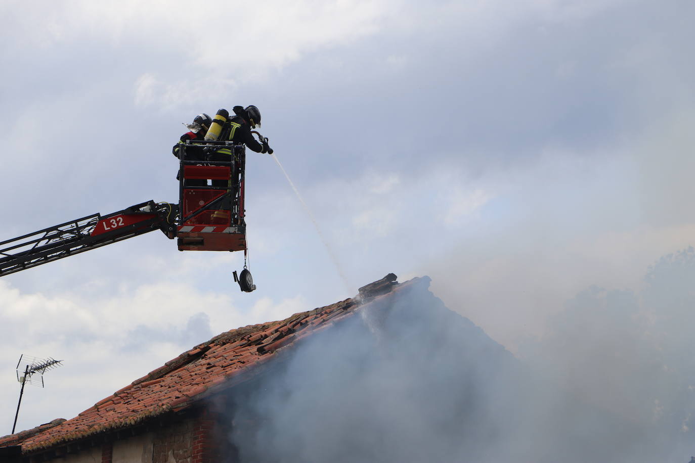 Incendio por un rayo en una nave