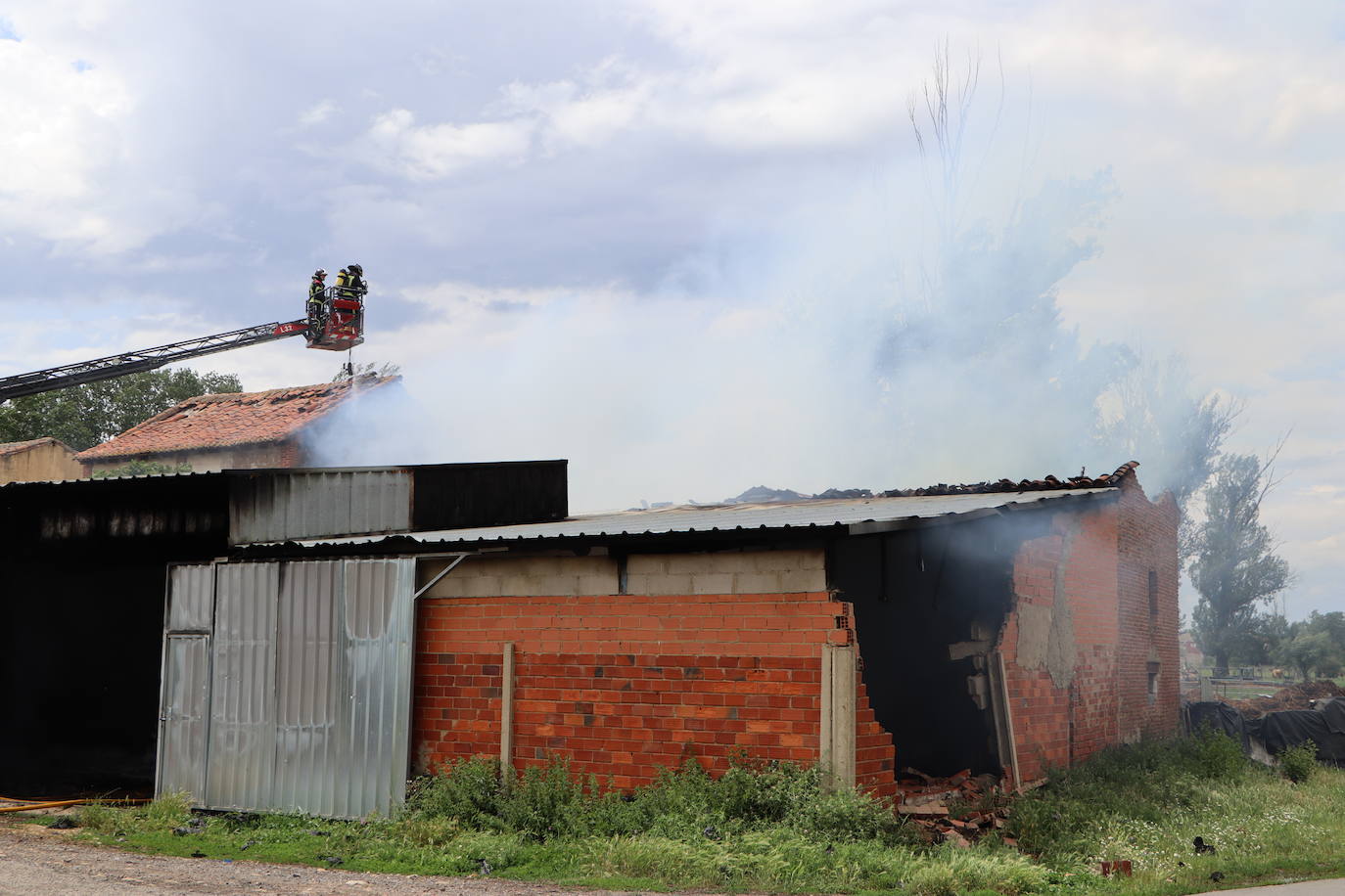 Incendio por un rayo en una nave