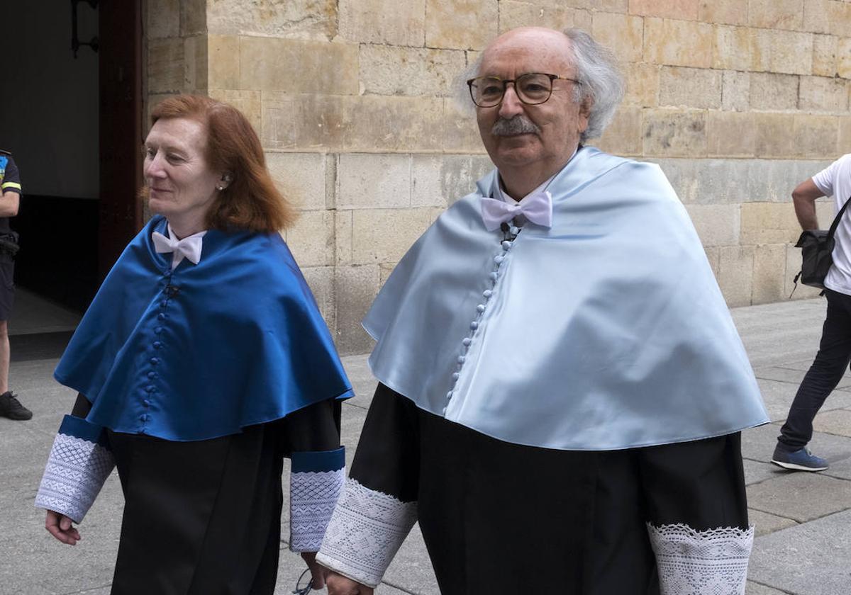 Acto de investidura de la Universidad de Salamanca a los nuevos doctores honoris causa, la física Margaret Murnane y el poeta Antonio Colinas.