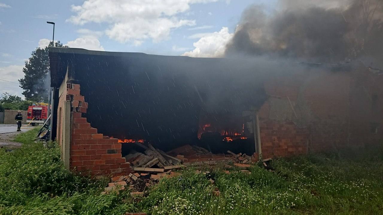 Incendio por un rayo en una nave