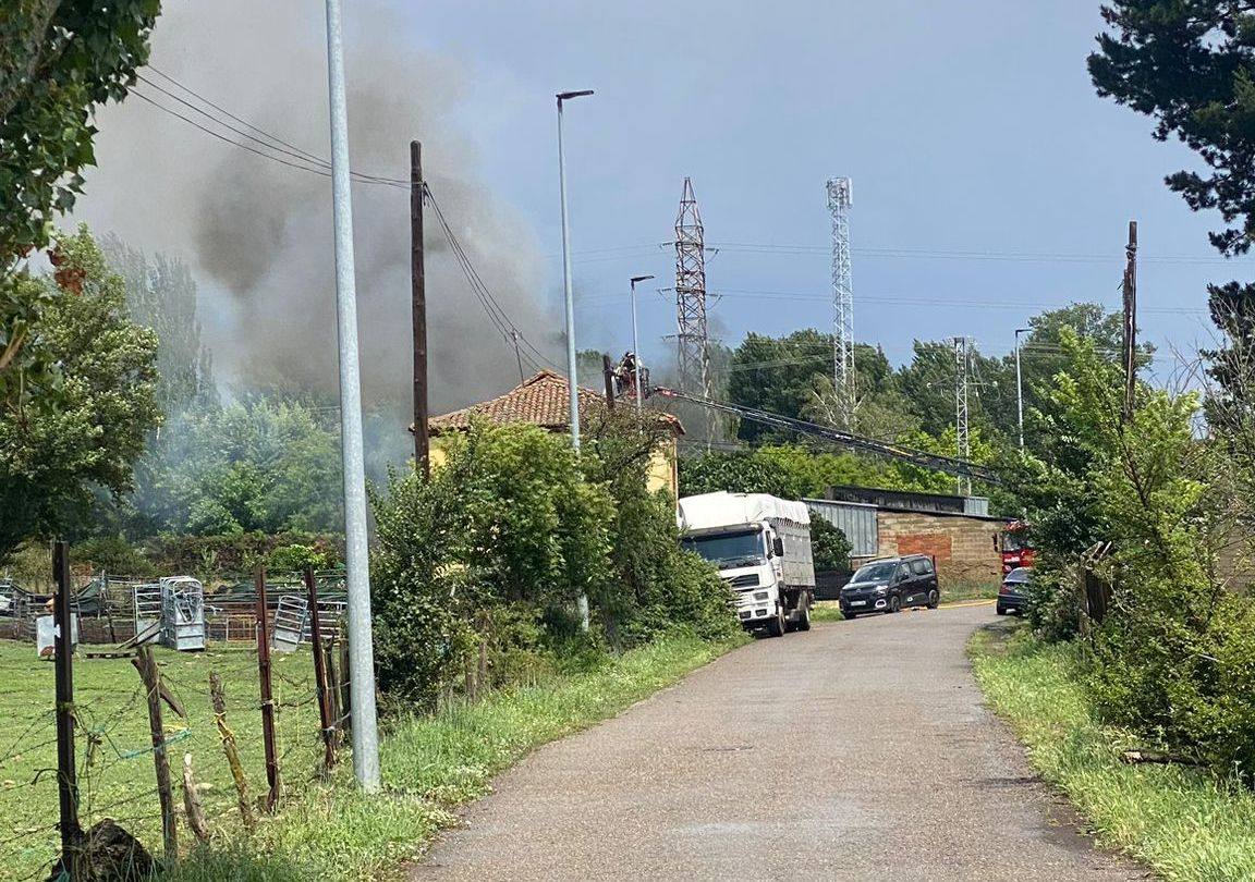 Incendio por un rayo en una nave