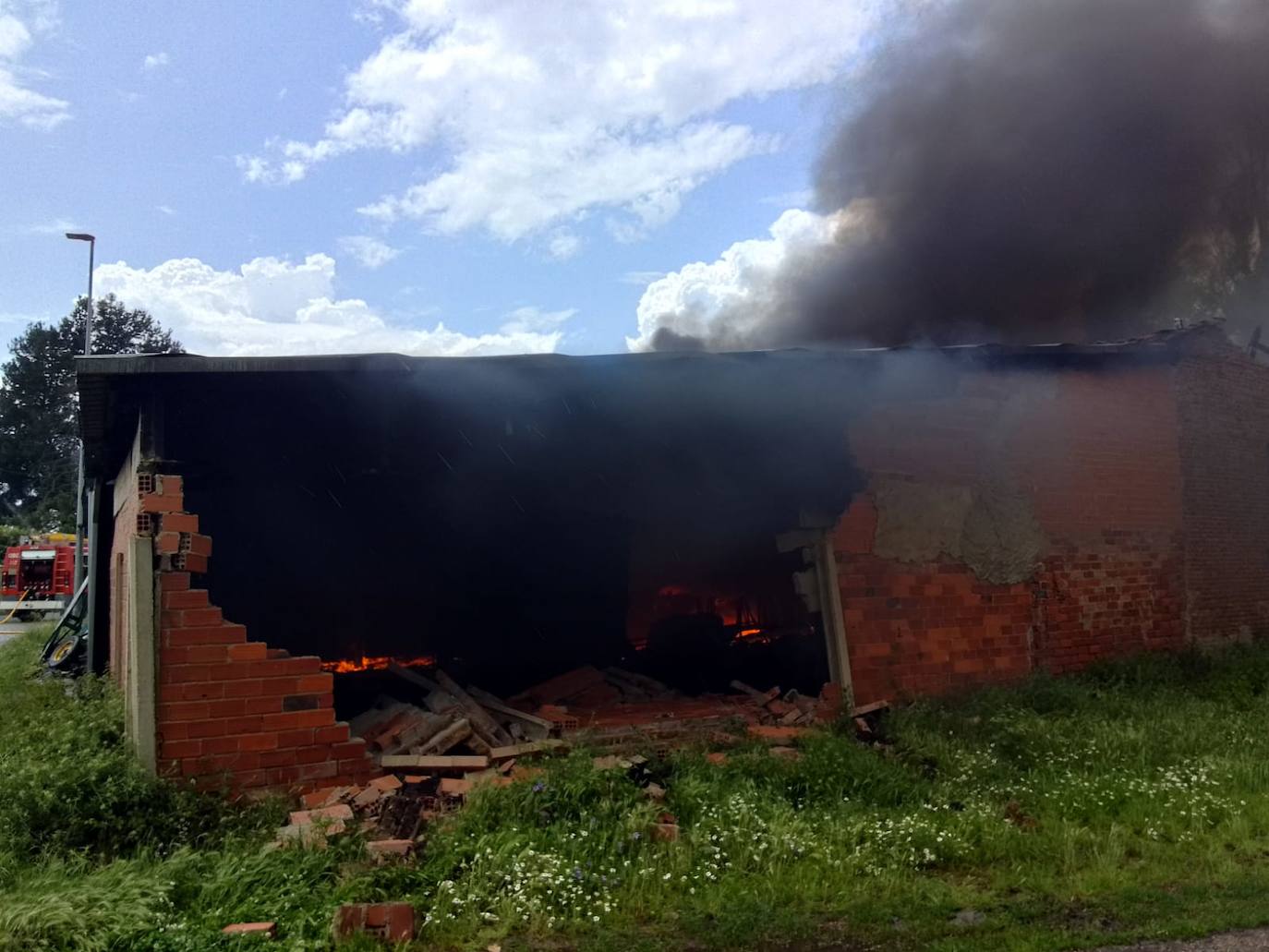 Incendio por un rayo en una nave