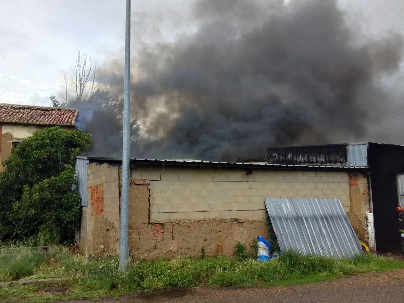 Incendio por un rayo en una nave