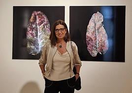 Julia G. Liébana junto a dos de sus fotografías en el Museo de León.