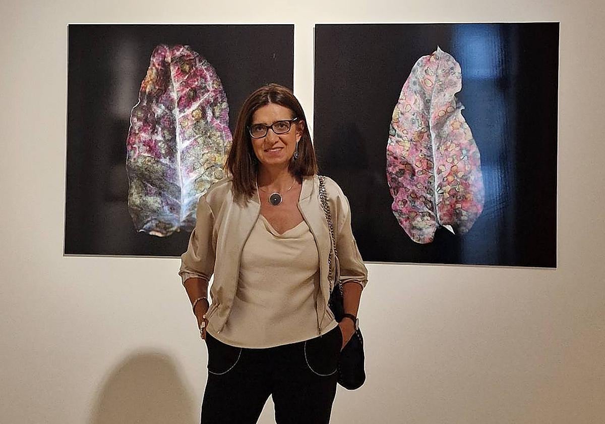 Julia G. Liébana junto a dos de sus fotografías en el Museo de León.