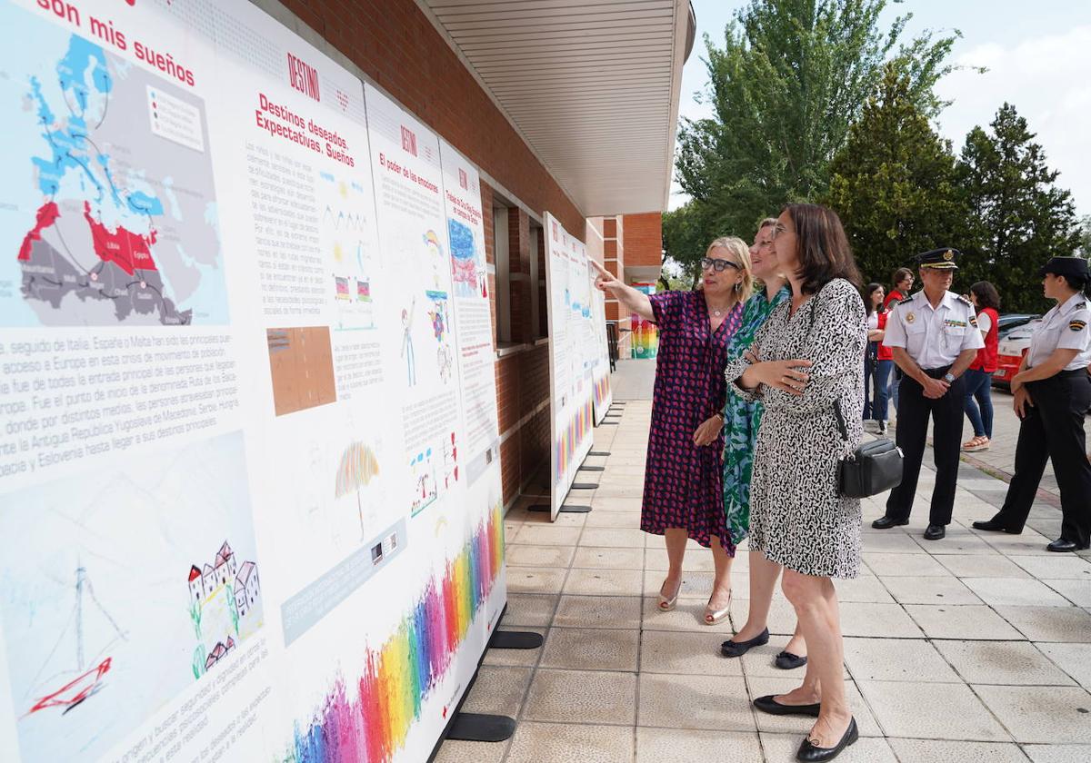 Exposición 'Caminos migrantes' para conmemorar el Día Mundial de las Personas Refugiadas, en la sede de Cruz Roja Castilla y León. Asisten, la consejera de Familia e Igualdad de Oportunidades, Isabel Blanco; la subdelegada del Gobierno en Valladolid, Alicia Villar; y la presidenta autonómica de Cruz Roja, Rosa Urbón; entre otros