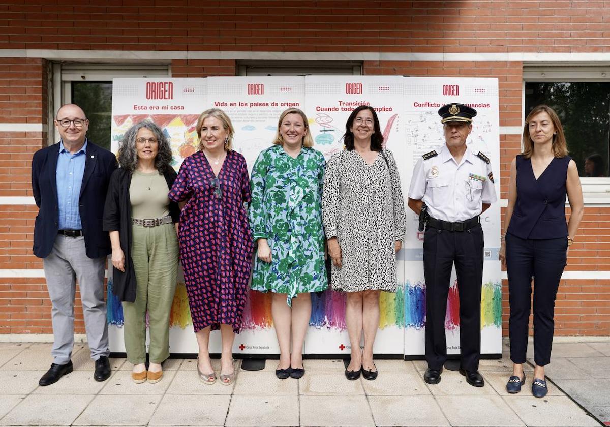 Exposición 'Caminos migrantes' para conmemorar el Día Mundial de las Personas Refugiadas, en la sede de Cruz Roja Castilla y León. Asisten, la consejera de Familia e Igualdad de Oportunidades, Isabel Blanco; la subdelegada del Gobierno en Valladolid, Alicia Villar; y la presidenta autonómica de Cruz Roja, Rosa Urbón; entre otros