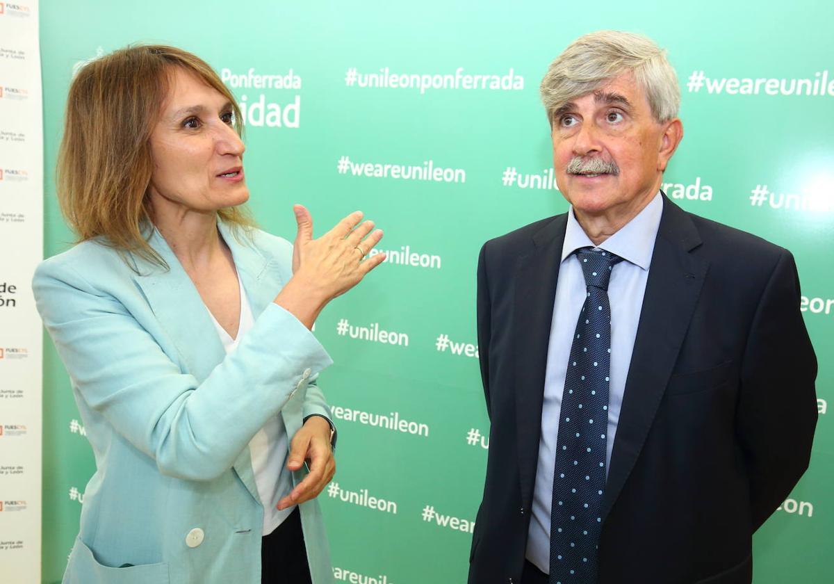 La consejera de Educación, Rocío Lucas, junto al rector de la Universidad de León, Francisco García Marín, durante unos premios.