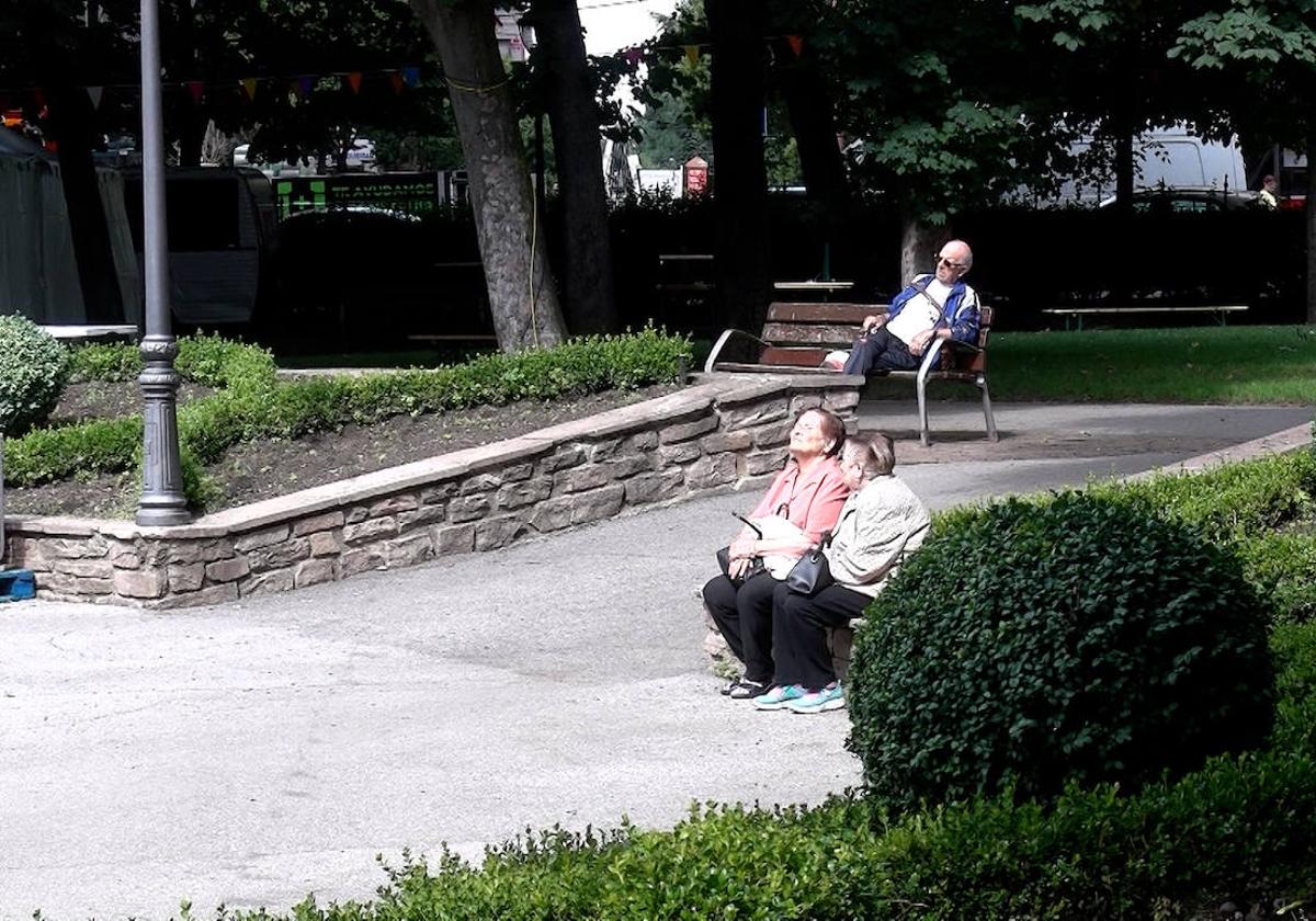 Personas disfrutando de los rayos de sol en el parque San Francisco